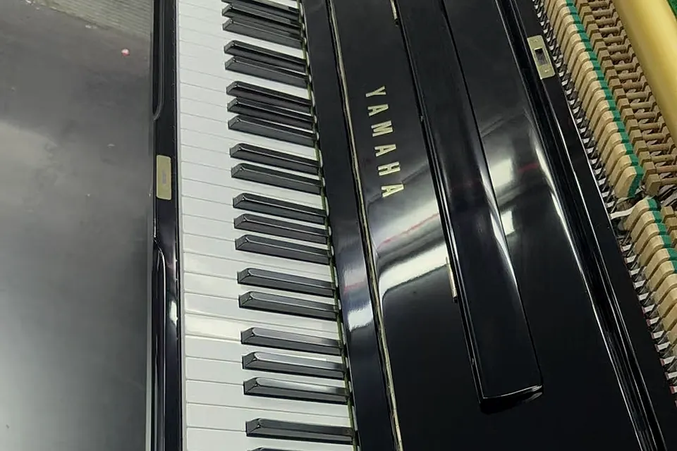 The keys of a Yamaha U3H seen from the bass end